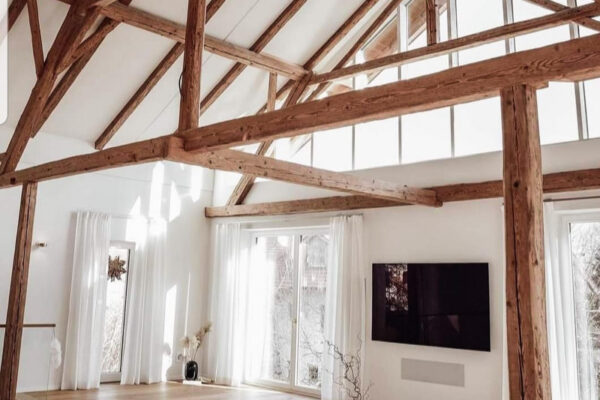 Wohnzimmer mit sichtbaren Holzbalken – Inspiration für harmonische Raumgestaltung