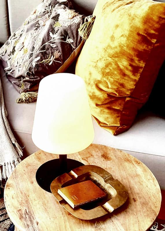 Gemütlicher Wohnbereich mit Lampe und Kissen – Beispiel für individuell abgestimmte Dekoration