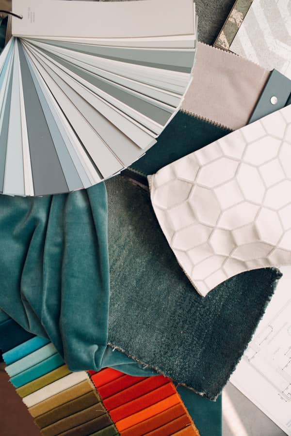Farbproben und Materialmuster für professionelle Farbberatung