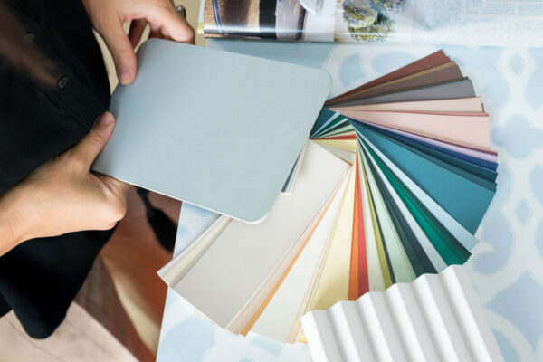 Farbproben und Materialmuster für professionelle Farbberatung