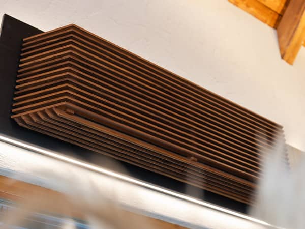 Montierte Holzblende als elegante Verkleidung eines Klimageräts